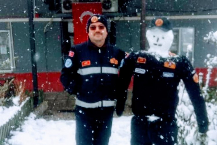 Bursa'da itfaiyeci kardan adam yaptılar
