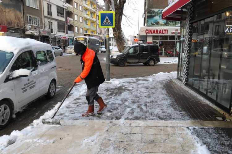 Bursa İnegöl'de kaldırımlar kar ve buzdan temizleniyor