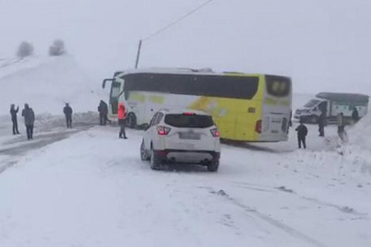 Muş'ta kayan otob&uuml;s yolu kapattı, 30 ara&ccedil; mahsur kaldı