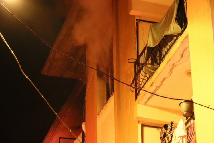 Apartmanda yangın paniği: 1'i bebek 4 kişi dumandan etkilendi