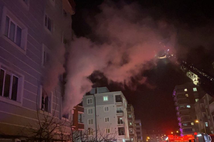 Apartman dairesinde çıkan yangında 2 çocuk dumandan etkilendi