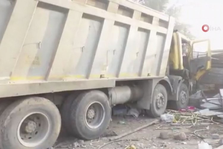 Kamyon kaldırımda uyuyan iş&ccedil;ileri ezdi: 13 &ouml;l&uuml;