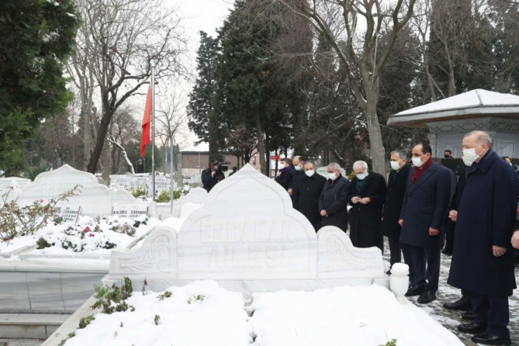 Cumhurbaşkanı Erdoğan, Erbakan'ın mezarını ziyaret etti