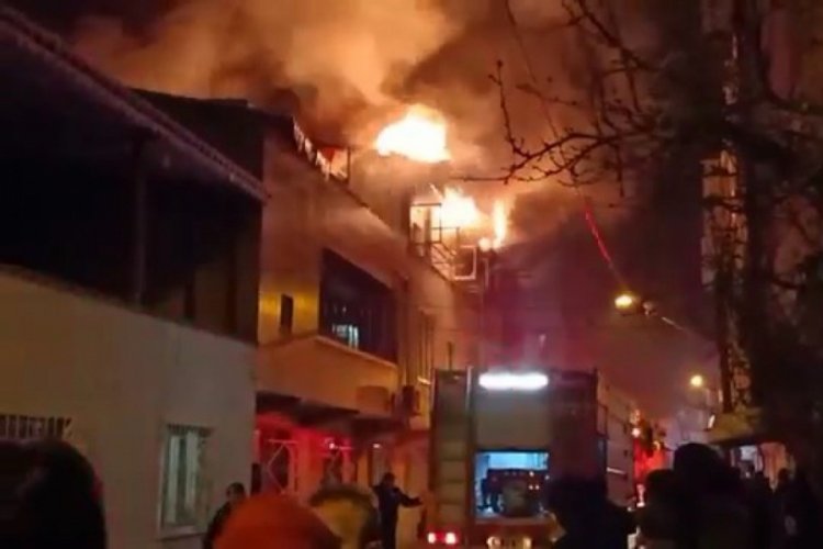 Bursa'da 2 katlı evde yangın çıktı