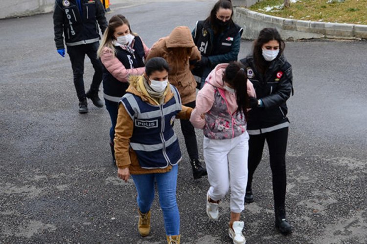 Şantajla fuhuşa zorluyorlardı!
