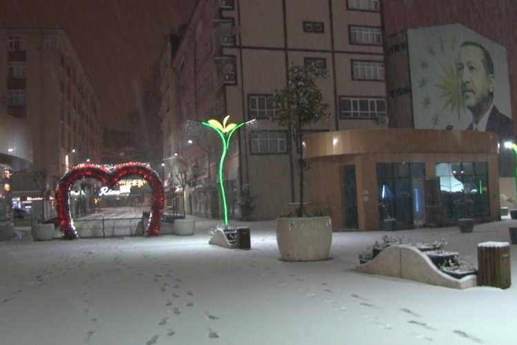Gece başlayan kar yağışı şehir merkezini beyaza bürüdü