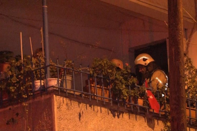 Alevlerin yükseldiği dairede mahsur kalan vatandaşlar balkona sığındı