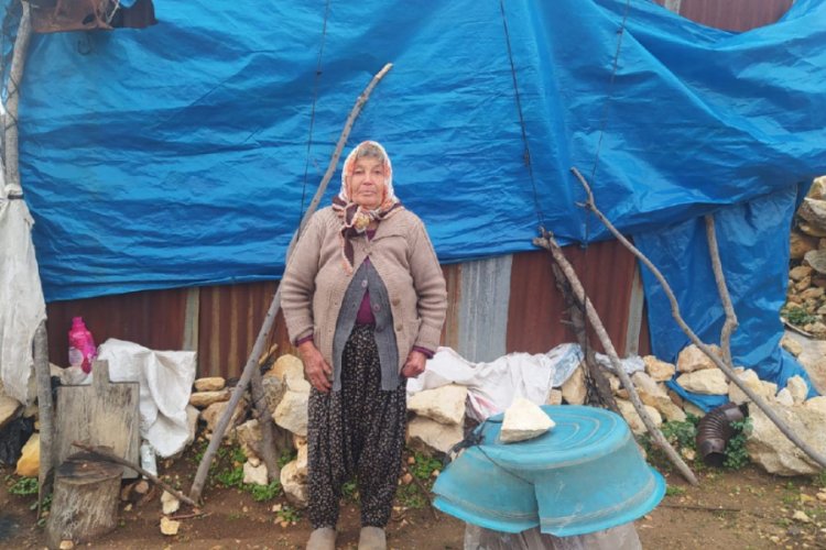 Derme çatma barakada yalnız yaşayan yaşlı kadın yardım bekliyor