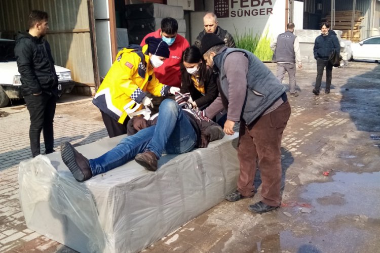 Bursa'da 300 kilogram ağırlığındaki sünger kalıbı yoldan geçen motosikletlinin üzerine düştü
