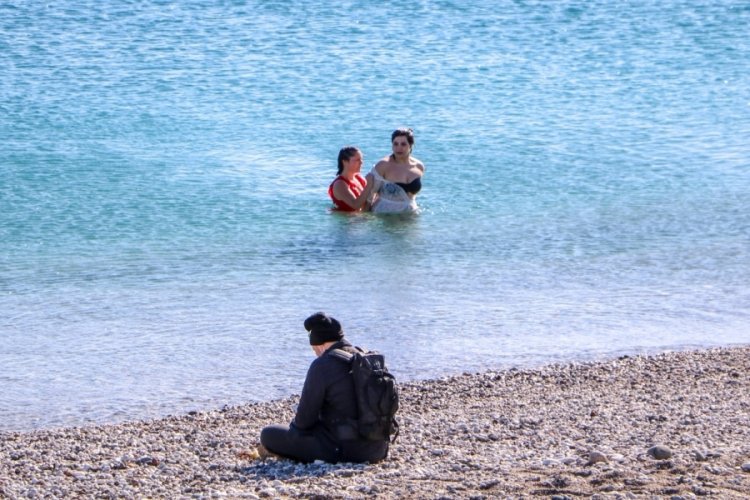Toros Dağları manzarası eşliğinde deniz keyfi