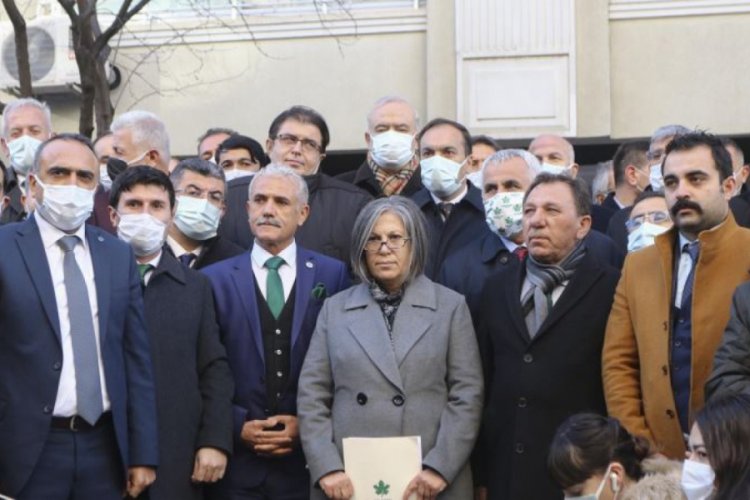 Gelecek Parti'li il başkanları Sel&ccedil;uk &Ouml;zdağ'ın evinin &ouml;n&uuml;nde a&ccedil;ıklama yaptı