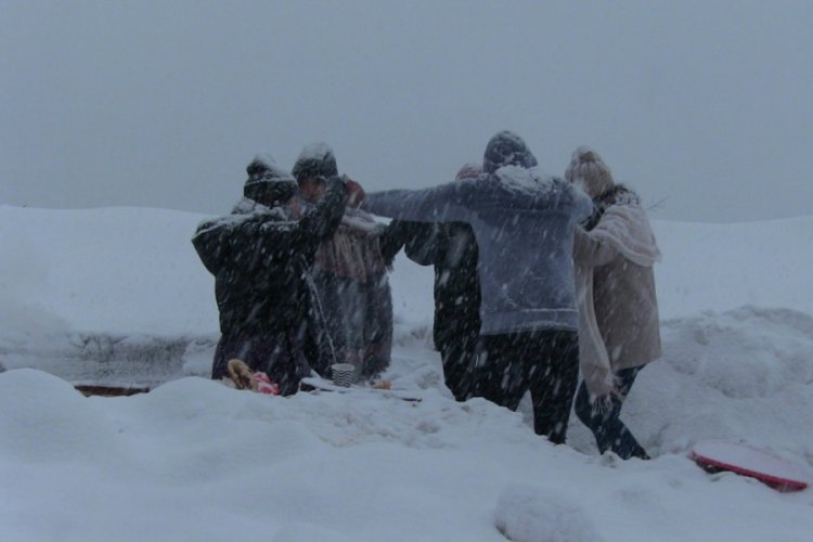 Kar nedeniyle yolda kalan vatandaşlar çileyi eğlenceye çevirdi