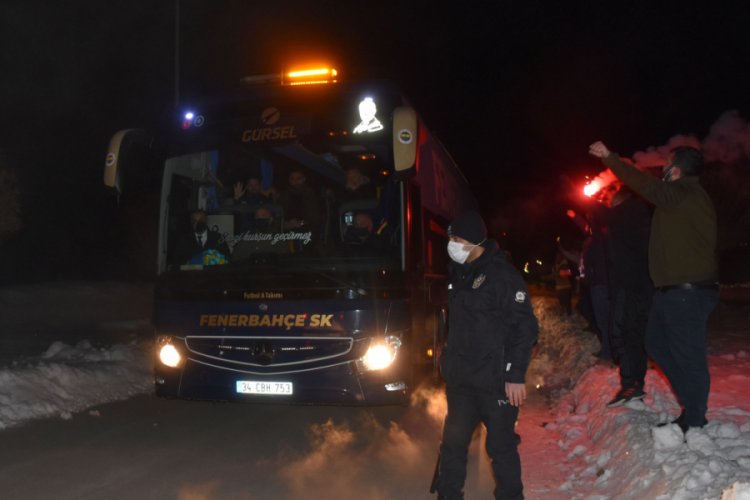 Fenerbah&ccedil;e kafilesi -13 derecede meşalelerle karşılandı