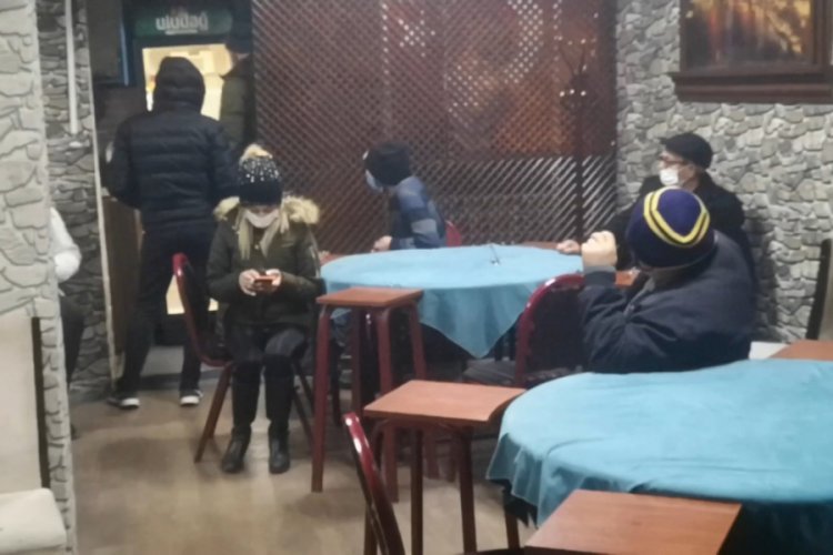 Bursa'da kısıtlamada alkoll&uuml; kumar oynanan kıraathaneye polis baskını