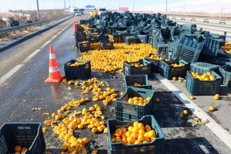 TIR dorsesinin kapağı a&ccedil;ıldı; tonlarca limon yola sa&ccedil;ıldı