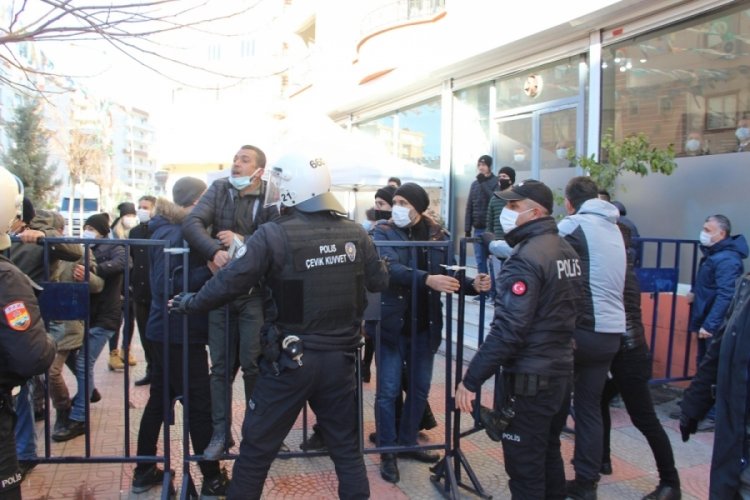 HDP'li vekil evlat nöbetindeki ailelere zafer işareti yaptı, gerginlik yaşandı