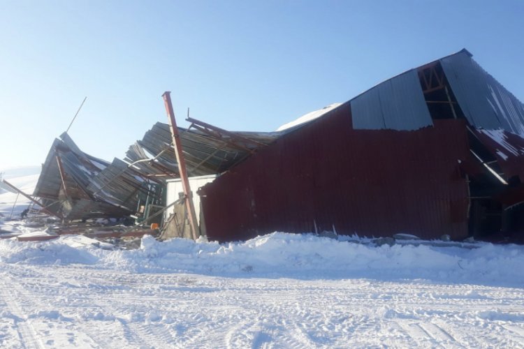 Kar kütlesinin ağırlığına dayanamayan fabrikanın çatısı çöktü