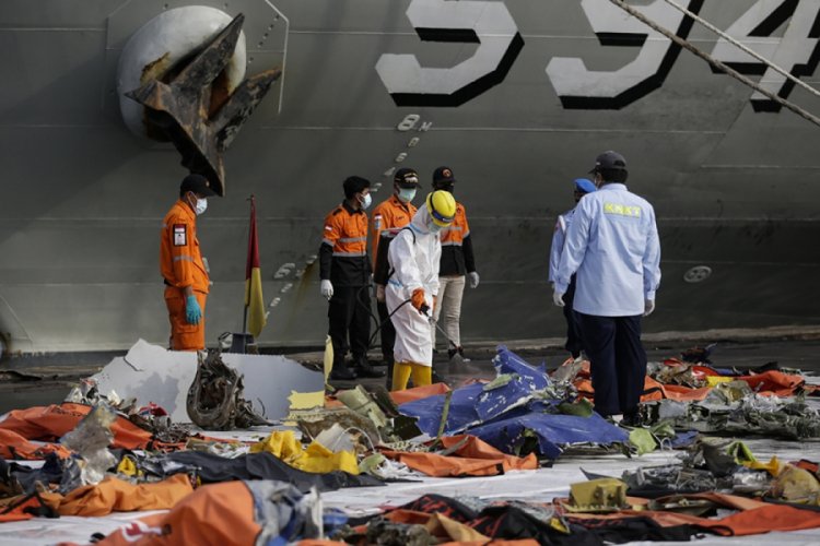 Endonezya'da düşen yolcu uçağının enkazını arama çalışmaları durduruldu