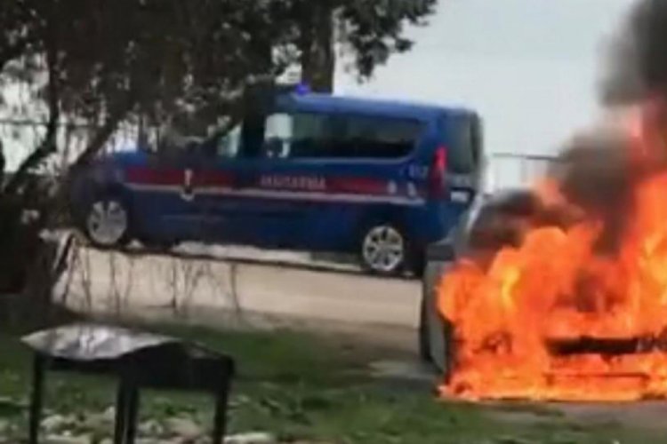 Bursa'da park halindeki lüks otomobil alev alev yandı