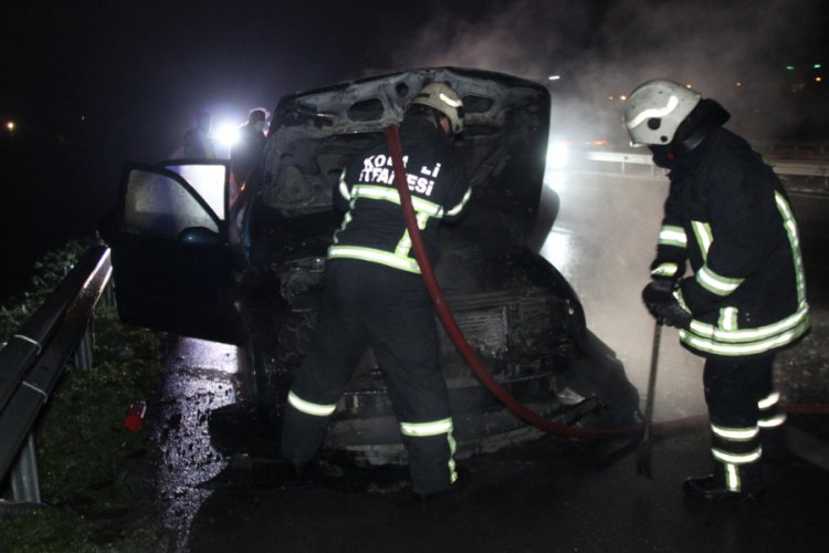 TEM'de seyir halindeki otomobil alev alev yandı