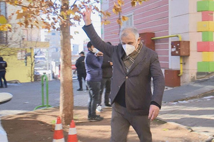 Evlat nöbetindeki ailelere zafer işareti yapan HDP'li vekil hakkında soruşturma başlatıldı
