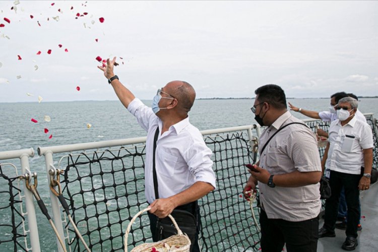 Endonezya'da uçak kazasında ölenler için denize çiçek bırakıldı