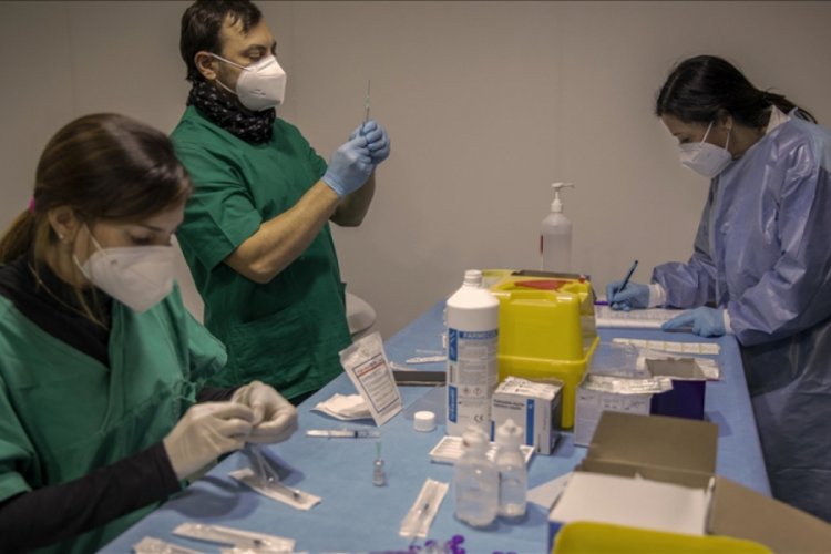 İtalya'da aşı teslimatındaki gecikmeler Kovid-19'a yönelik aşılama kampanyasını yavaşlattı