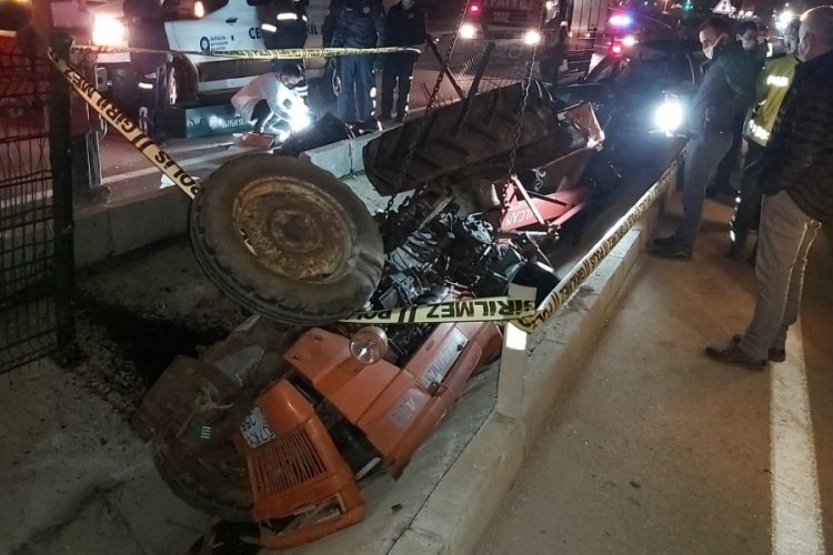 Otomobil trakt&ouml;re &ccedil;arptı: 2 &ouml;l&uuml;