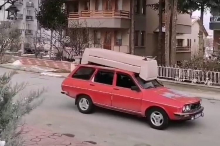 Kanepe taşınan otomobille tehlikeli yolculuk