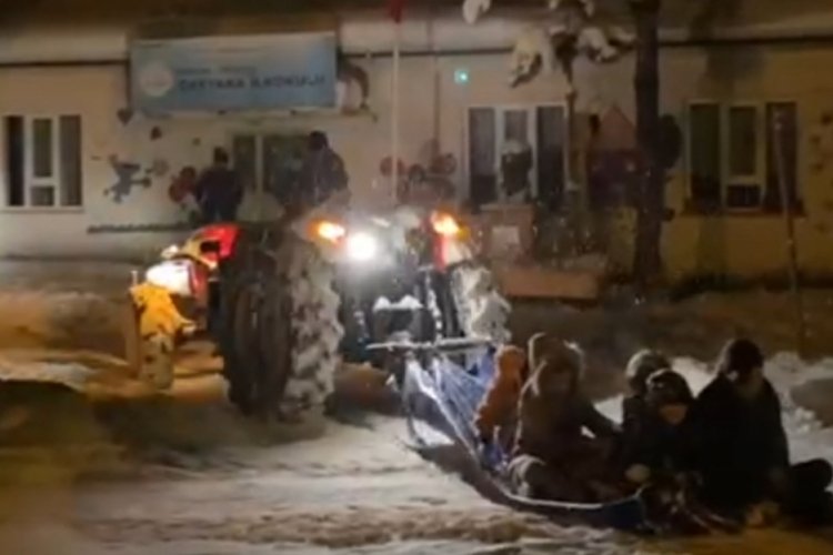 Bursa'da çocuklar, traktörün arkasına bağlanan brandayla kaydı