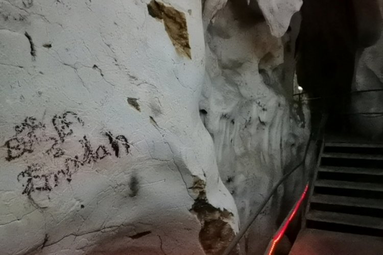 Bursa'da 3 milyon yıllık mağaranın duvarları yazı tahtasına döndü
