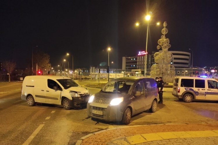 Bursa'da kırmızı ışık ihlali kazaya neden oldu: 1 yaralı