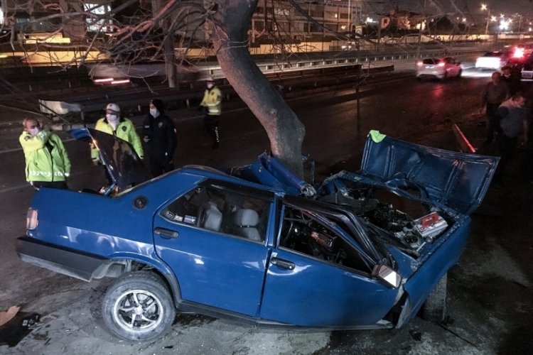 Bursa'da ağaca çarpan otomobilin sürücüsü ağır yaralandı