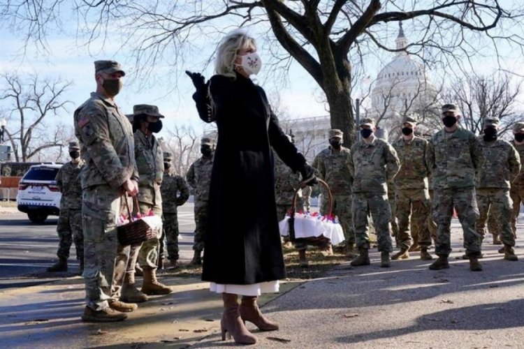 First Lady askerlere 'kurabiye' taşıdı!