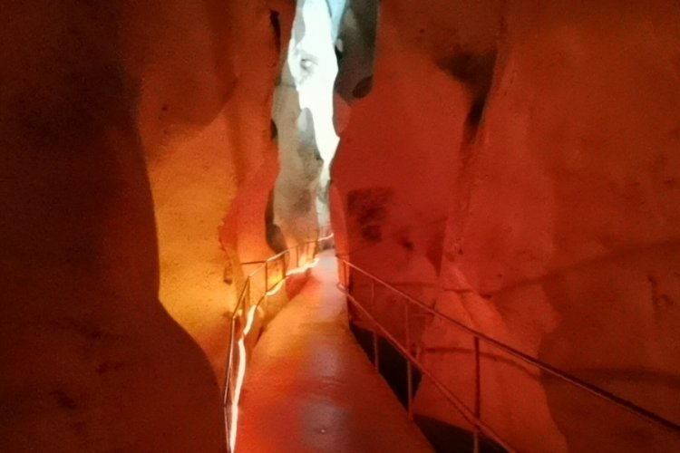 Bursa Oylat Mağarası'daki sıcaklık, kış aylarında da 18 derece ölçülüyor
