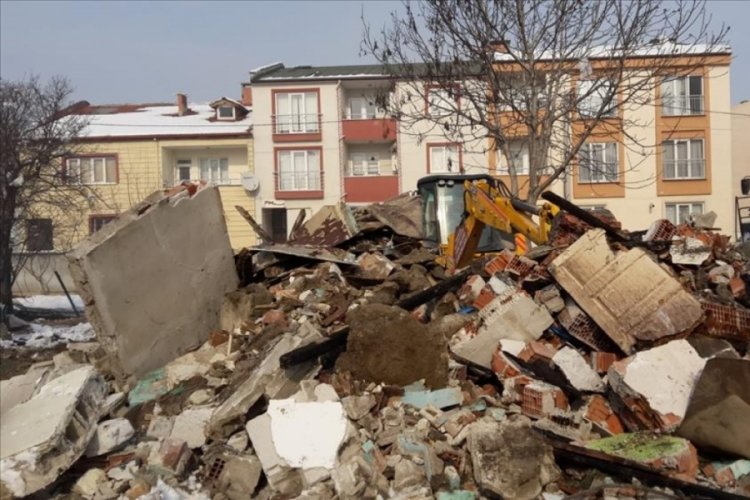 Bursa'da metruk binalar yıkılarak mahalleler güvenli hale getiriliyor