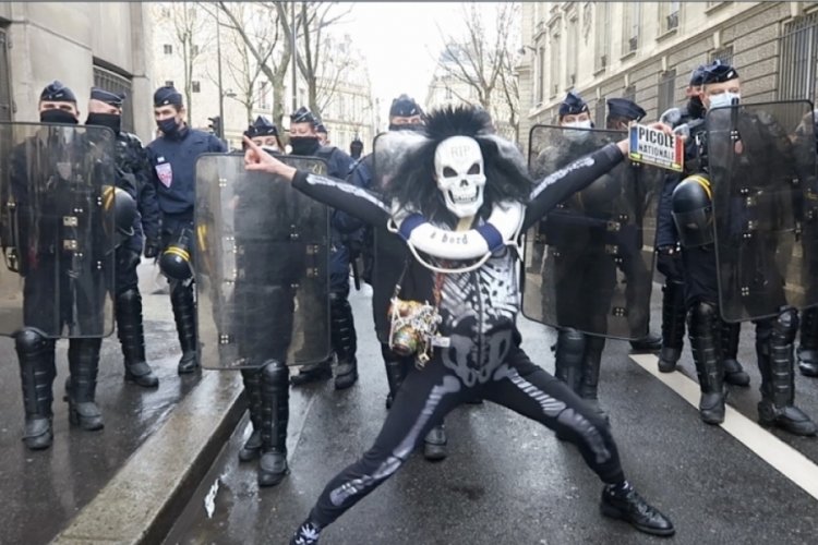 Paris'te sol sendikalar şirketlerin işçi çıkarmasını protesto etti
