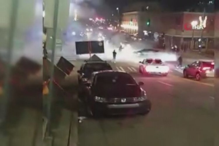 Amerika'da polis aracı kalabalığa daldı