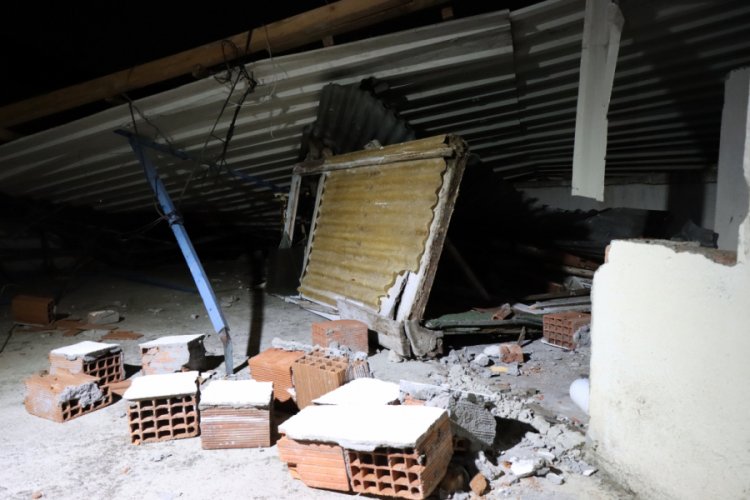 Bursa'da lodos evin çatısını uçurdu