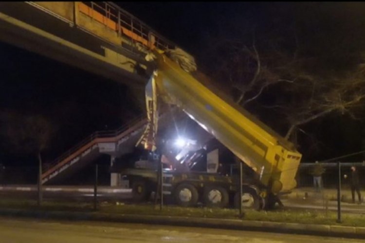Seyir halindeki kamyonun a&ccedil;ılan dorsesi &uuml;st ge&ccedil;ide takıldı