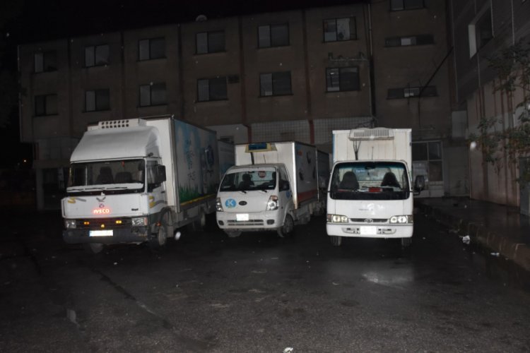 Park halindeki 9 kamyonetin ak&uuml;s&uuml; &ccedil;alındı