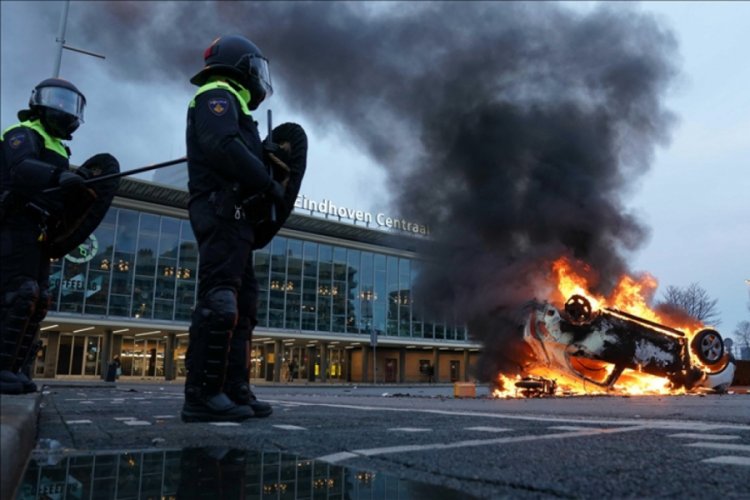 Hollanda'da Kovid-19 &ouml;nlemlerine karşı g&ouml;sterilere polis m&uuml;dahale etti