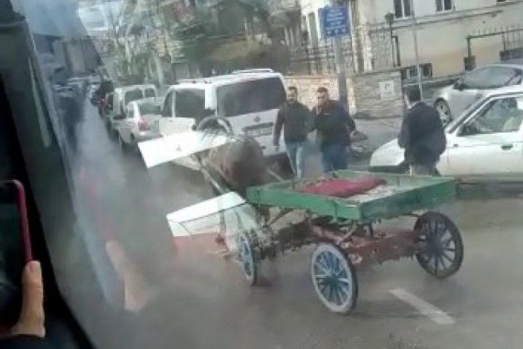 Bursa'da başıboş at arabası trafiği kilitledi!