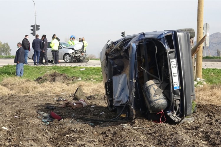 Adana'da iki otomobil çarpıştı: 1 ölü, 5 yaralı