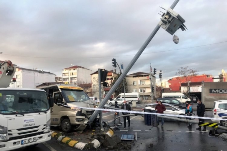 Otomobille &ccedil;arpışan minib&uuml;s direğe &ccedil;arptı: 7 yaralı