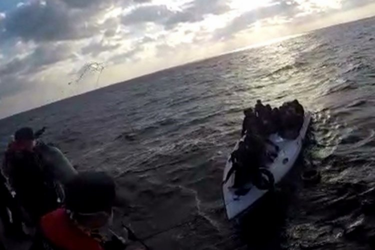 Mersin'de su alan teknedeki 16 göçmen kurtarıldı