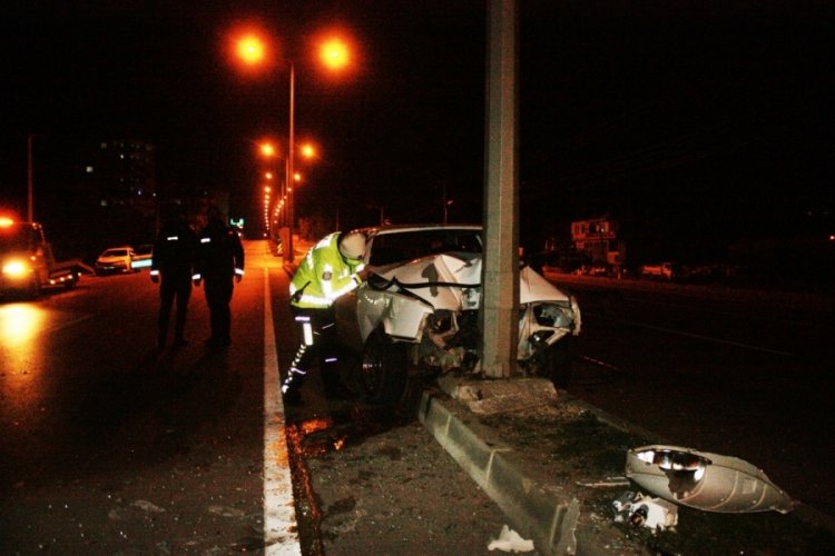 Mersin'de otomobil direğe çarptı