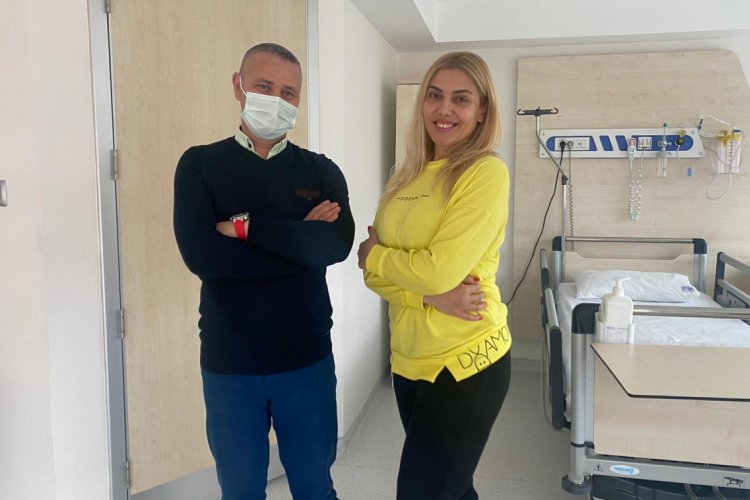 Ünlü şarkıcı Esra Özmen kendini Bursa'da Op. Dr. Tuncay Sezgin'e emanet etti (ÖZEL HABER)