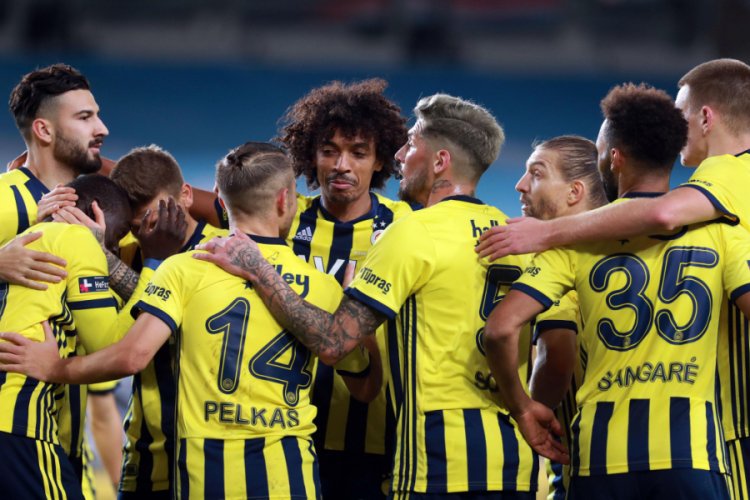 Fenerbahçe, ilk yarıyı pas rekoru ve 42 puanla bitirdi