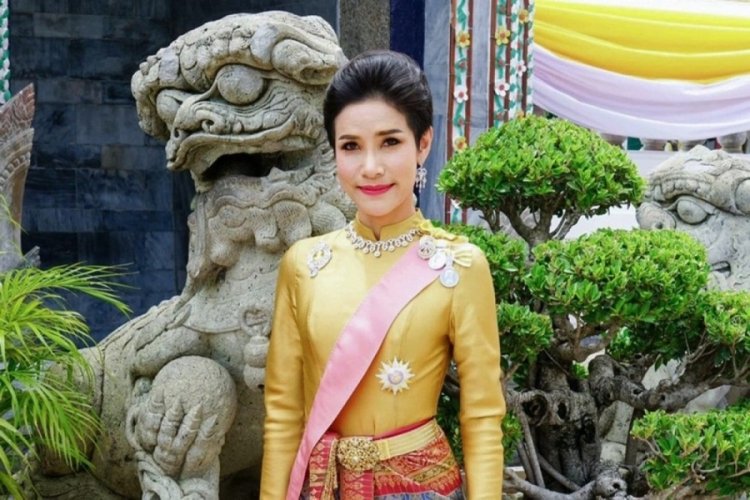 Tayland Kralı'nın metresine kraliçe unvanı